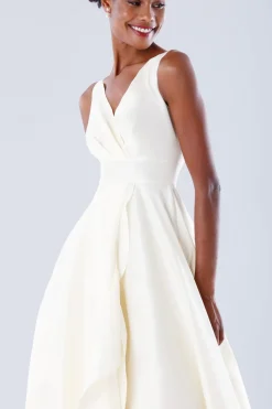 Abito bianco in taffeta con rouches