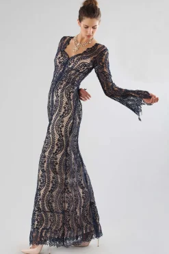 Abito blu in pizzo con spacco frontale