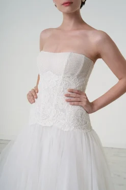 Abito con corpetto a nido ape e gonna in tulle