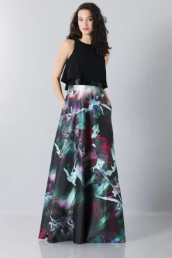 Abito con gonna fantasia e crop top