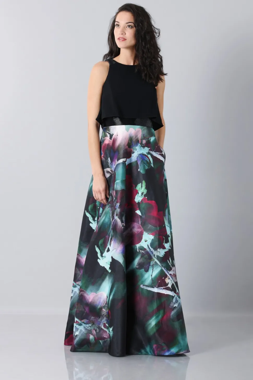 Abito con gonna fantasia e crop top