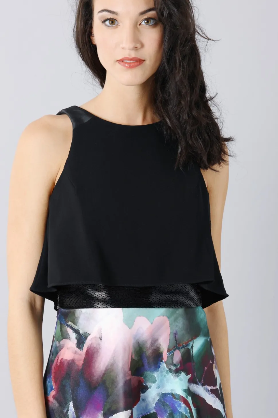 Abito con gonna fantasia e crop top