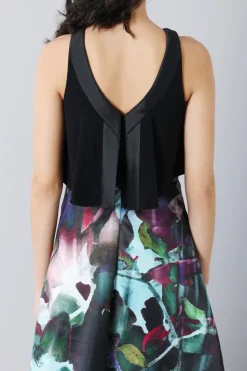 Abito con gonna fantasia e crop top