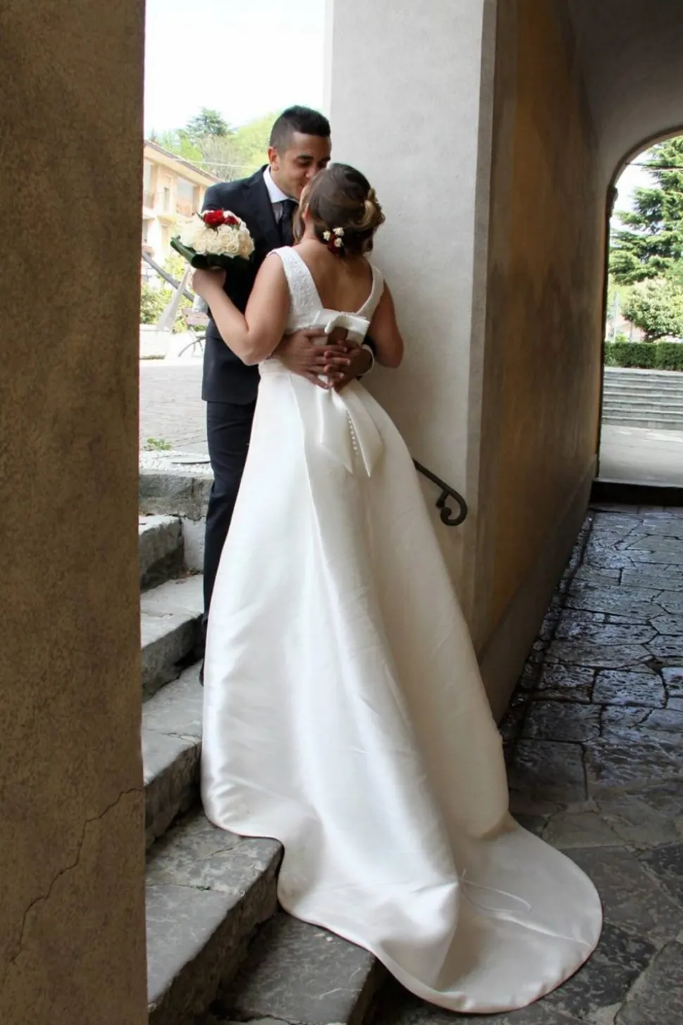 Abito con pizzo e fiocco