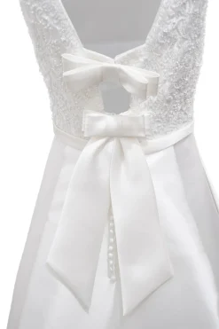 Abito con pizzo e fiocco