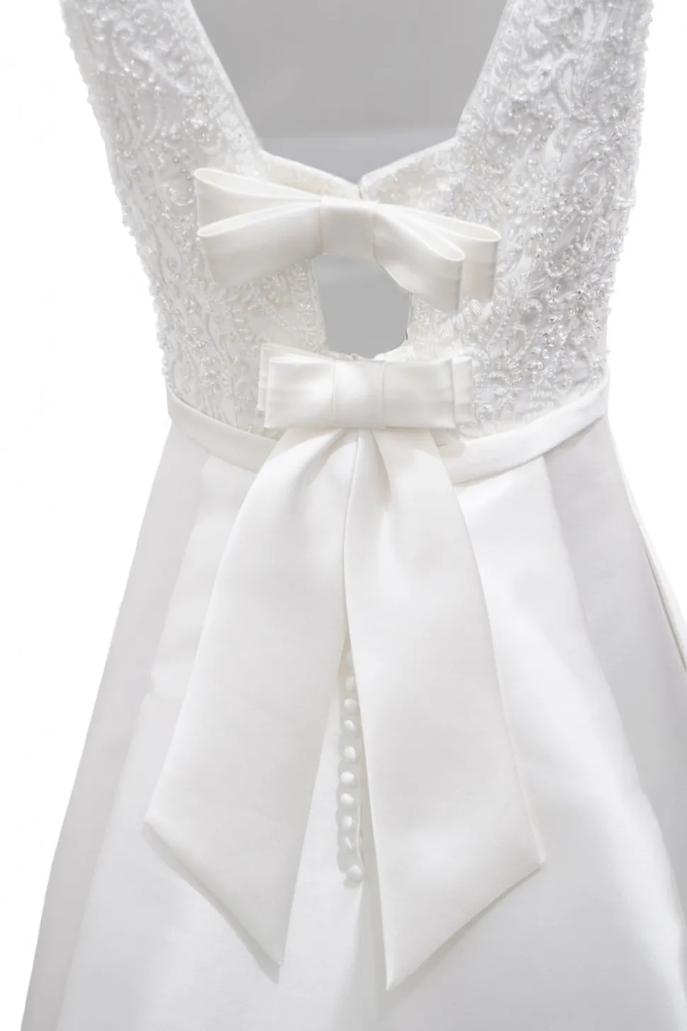 Abito con pizzo e fiocco