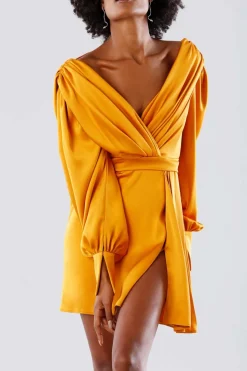 Abito corto arancio con scollo a V