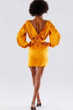 Abito corto arancio con scollo a V