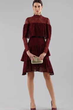 Abito corto burgundy con balze e maniche a mantella