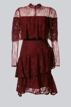 Abito corto burgundy con balze e maniche a mantella