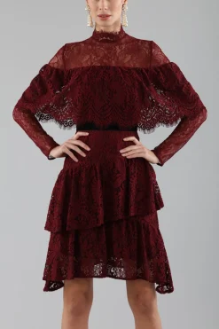Abito corto burgundy con balze e maniche a mantella