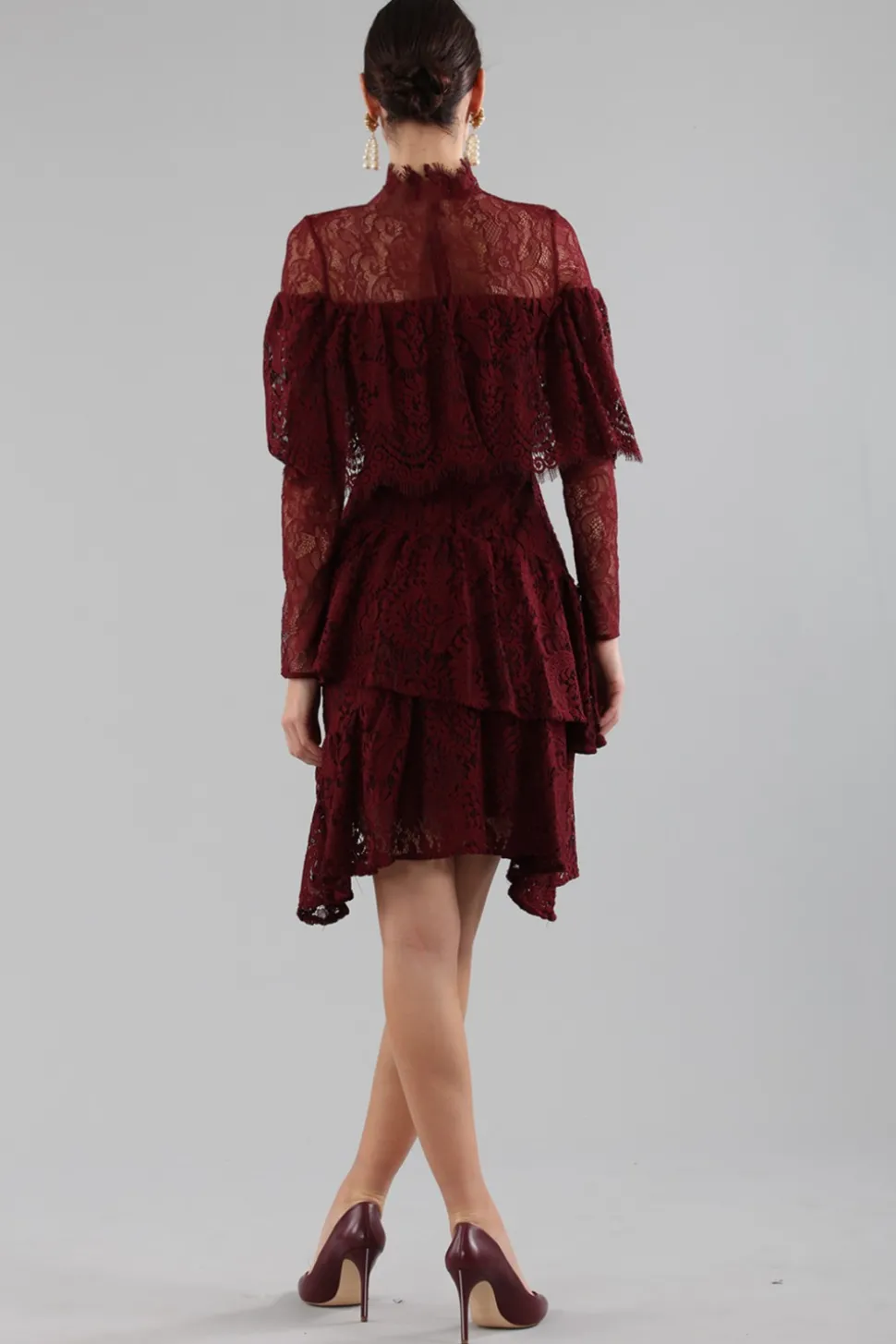 Abito corto burgundy con balze e maniche a mantella