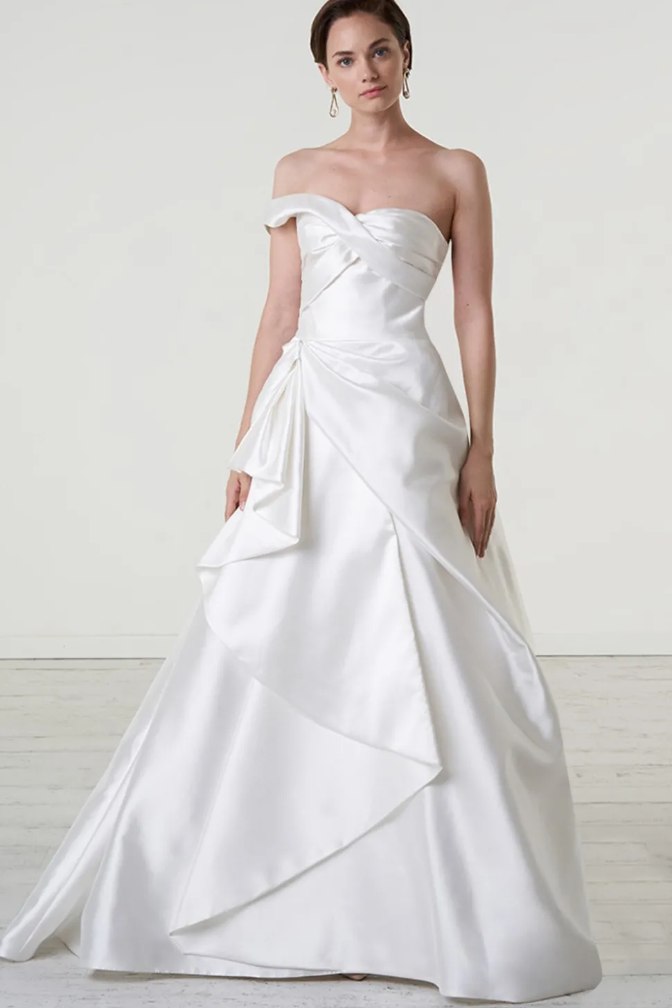 Abito da sposa asimmetrico drappeggiato