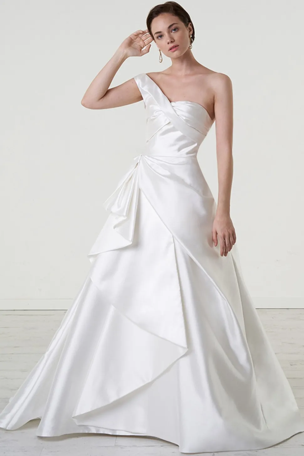 Abito da sposa asimmetrico drappeggiato