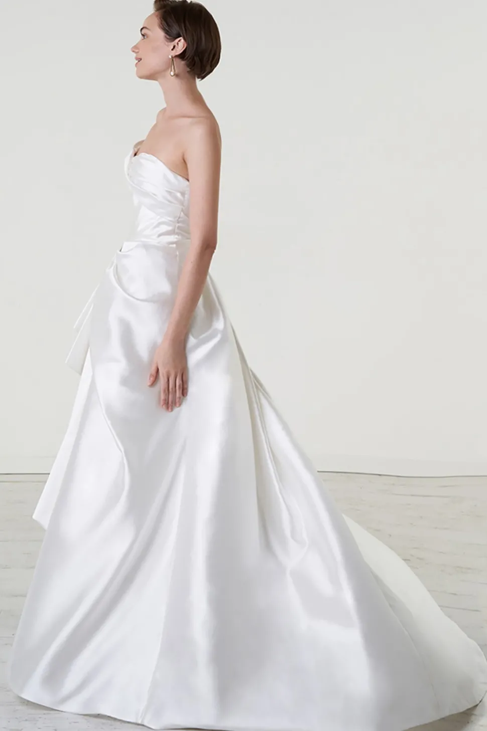 Abito da sposa asimmetrico drappeggiato