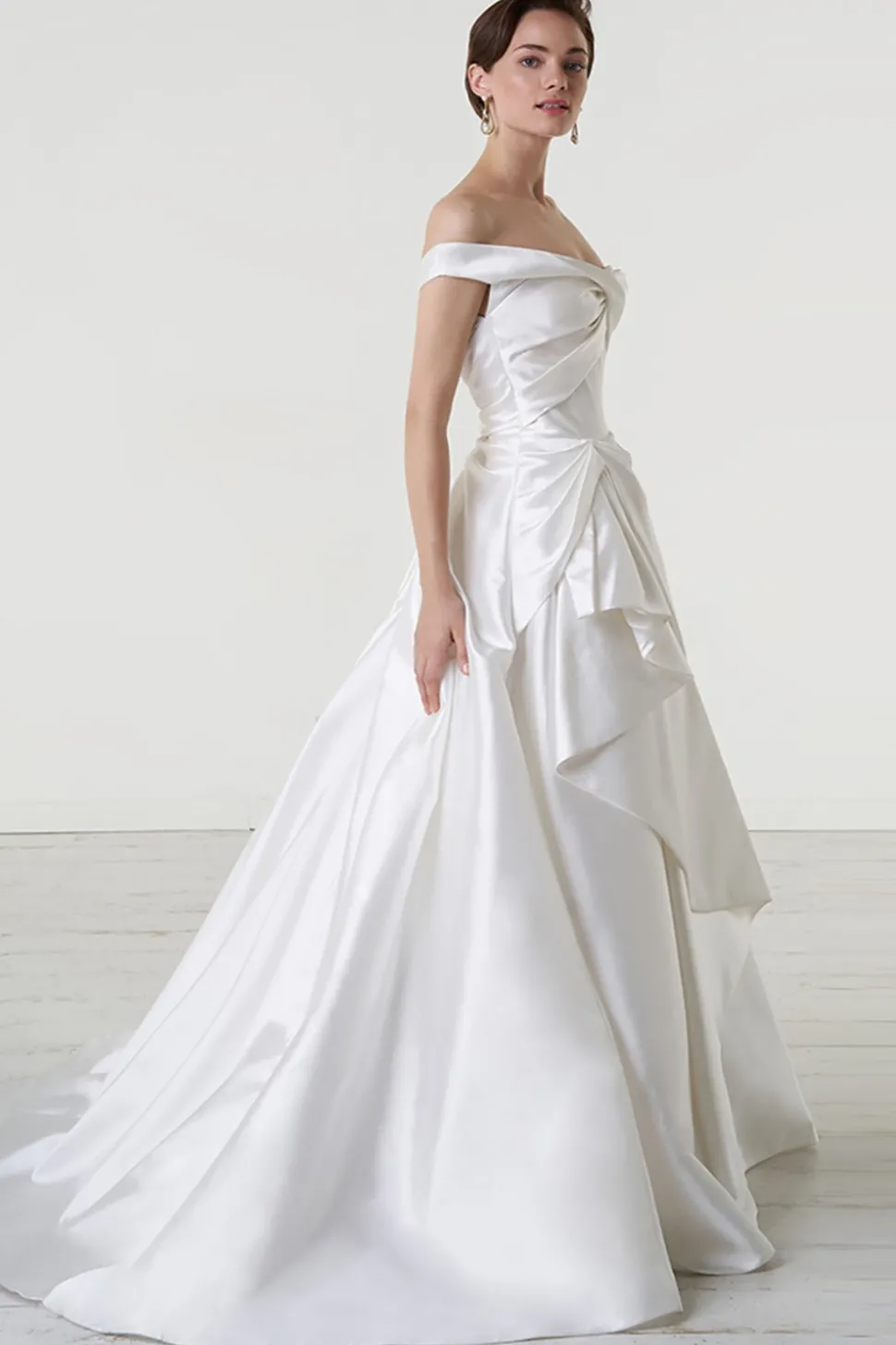 Abito da sposa asimmetrico drappeggiato