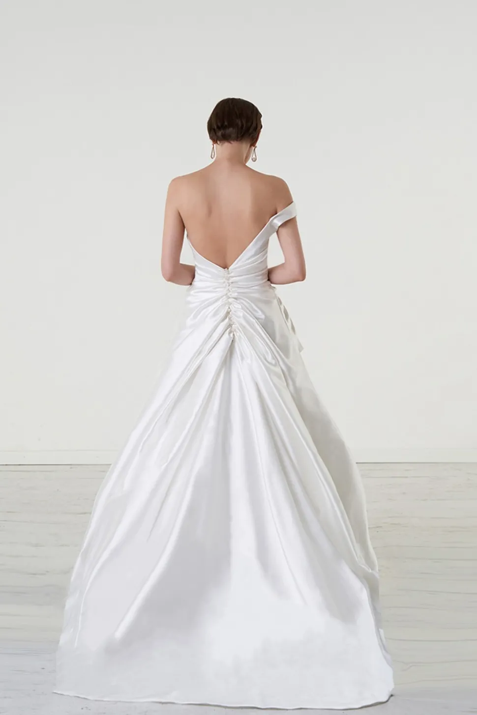 Abito da sposa asimmetrico drappeggiato