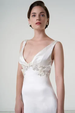 Abito da sposa con cintura di pietre