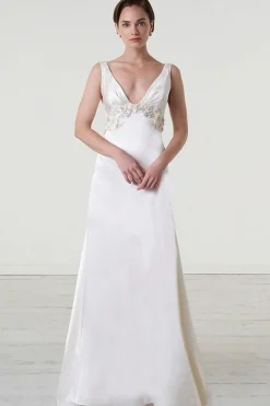 Abito da sposa con cintura di pietre