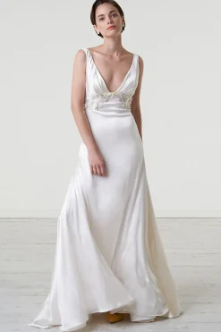 Abito da sposa con cintura di pietre