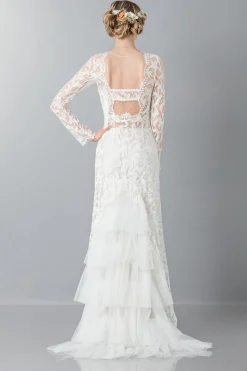 Abito da sposa in pizzo con strascico