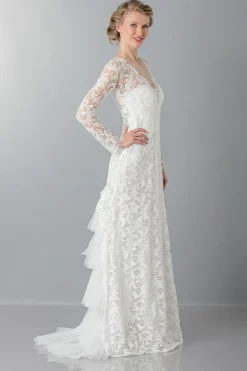 Abito da sposa in pizzo con strascico
