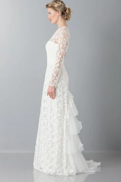Abito da sposa in pizzo con strascico
