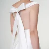 Abito da sposa off shoulder con fascia in vita