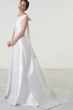 Abito da sposa off shoulder con fascia in vita