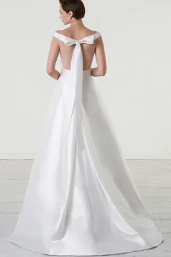 Abito da sposa off shoulder con fascia in vita