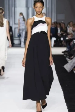 Abito in crepe e organza con ricami