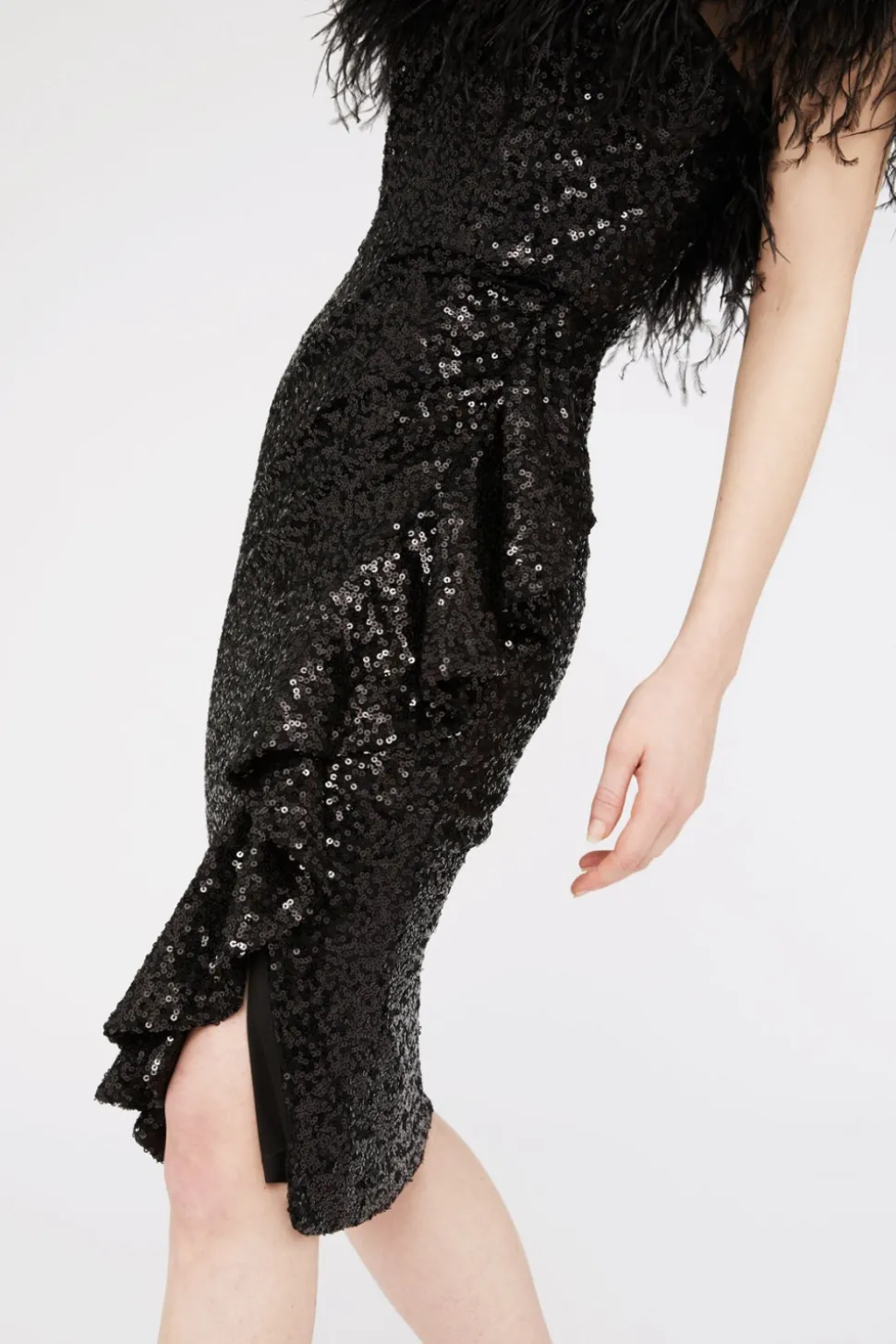 Abito in paillettes con piume