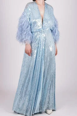 Abito in paillettes e piume