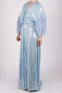 Abito in paillettes e piume