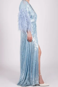 Abito in paillettes e piume