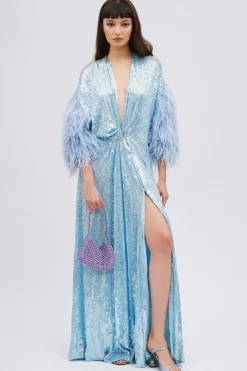 Abito in paillettes e piume