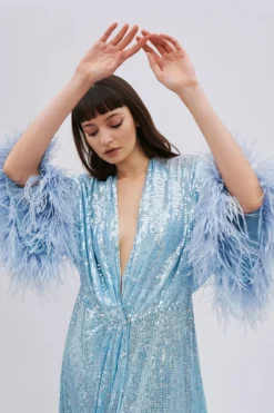 Abito in paillettes e piume