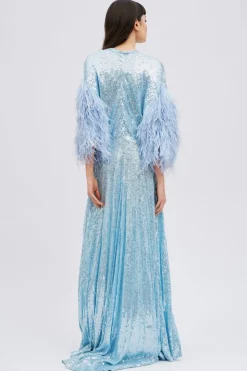 Abito in paillettes e piume