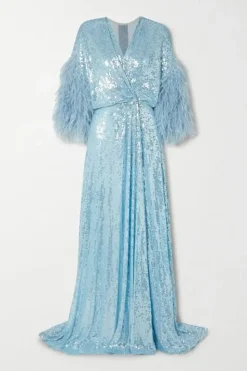 Abito in paillettes e piume