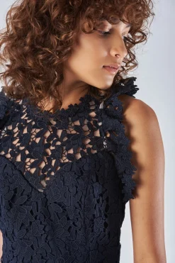 Abito in pizzo blu con trasparenze