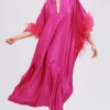 Abito kaftano fucsia con piume