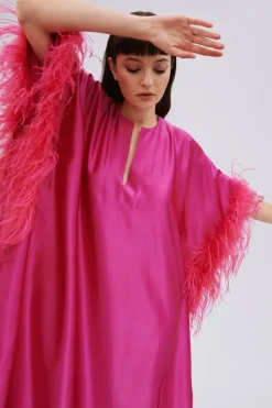 Abito kaftano fucsia con piume