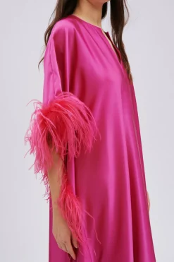 Abito kaftano fucsia con piume
