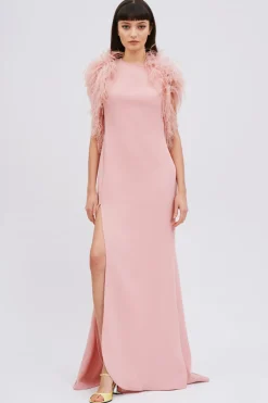 Abito lungo rosa con piume