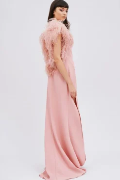 Abito lungo rosa con piume