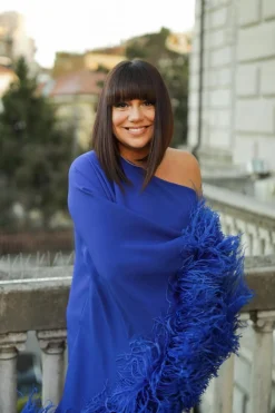 Abito monospalla blu con piume