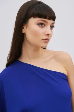Abito monospalla blu con piume