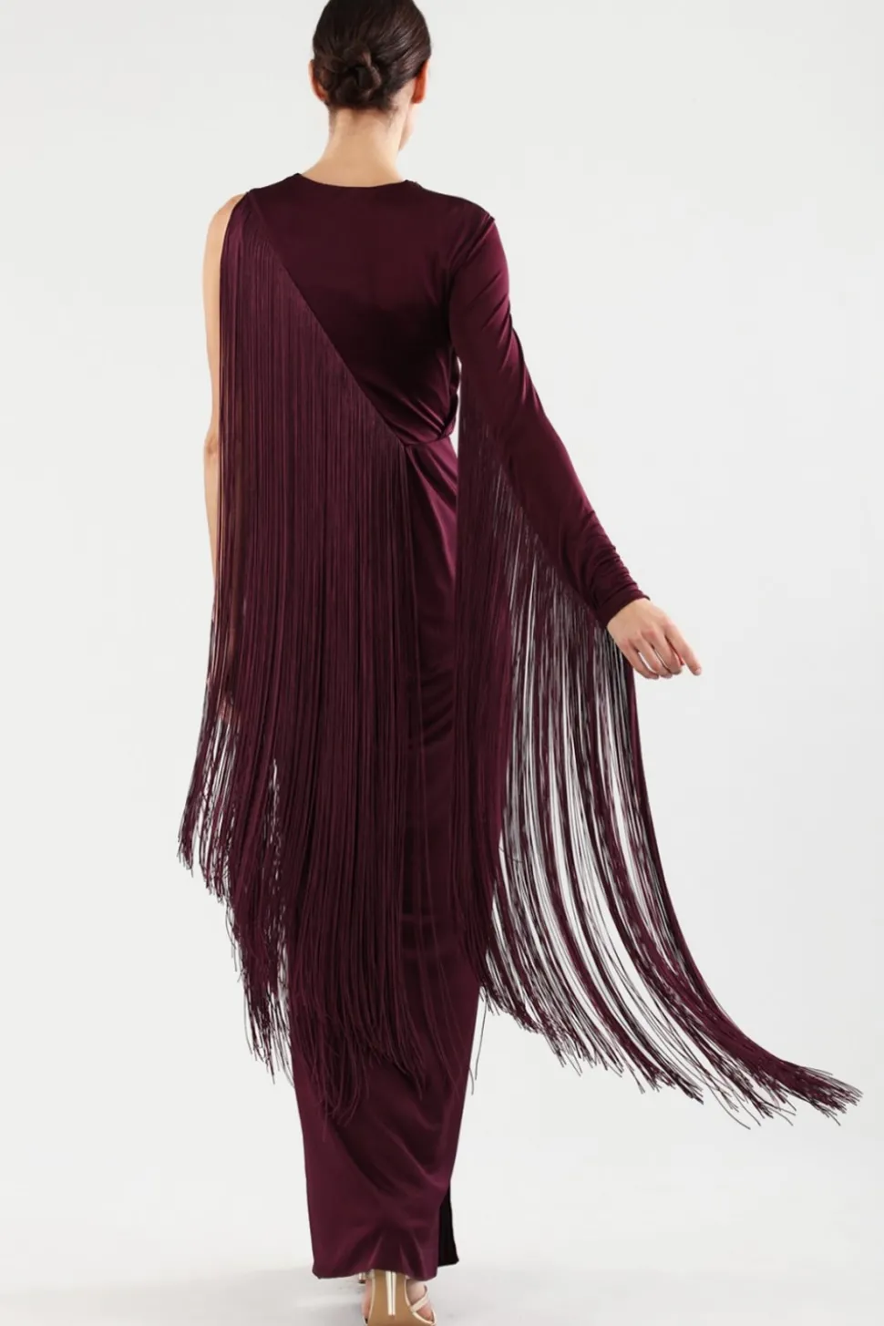 Abito monospalla burgundy con frange