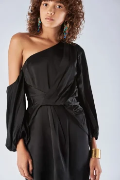 Abito monospalla con manica off-shoulder
