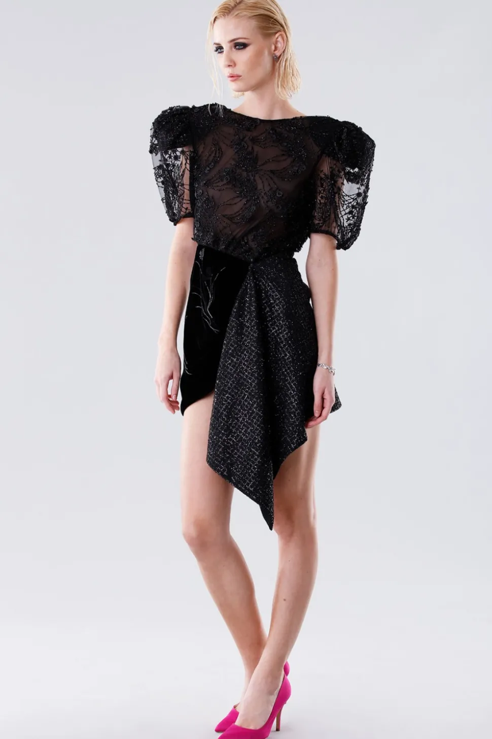 Abito nero con paillettes e spacco laterale